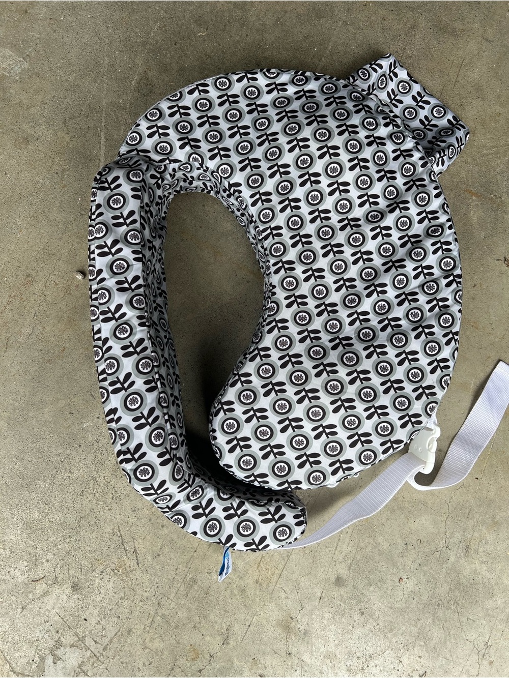 Mybreastfriend Black & White Geometric breastfeedingPillow with Adjustable Strap